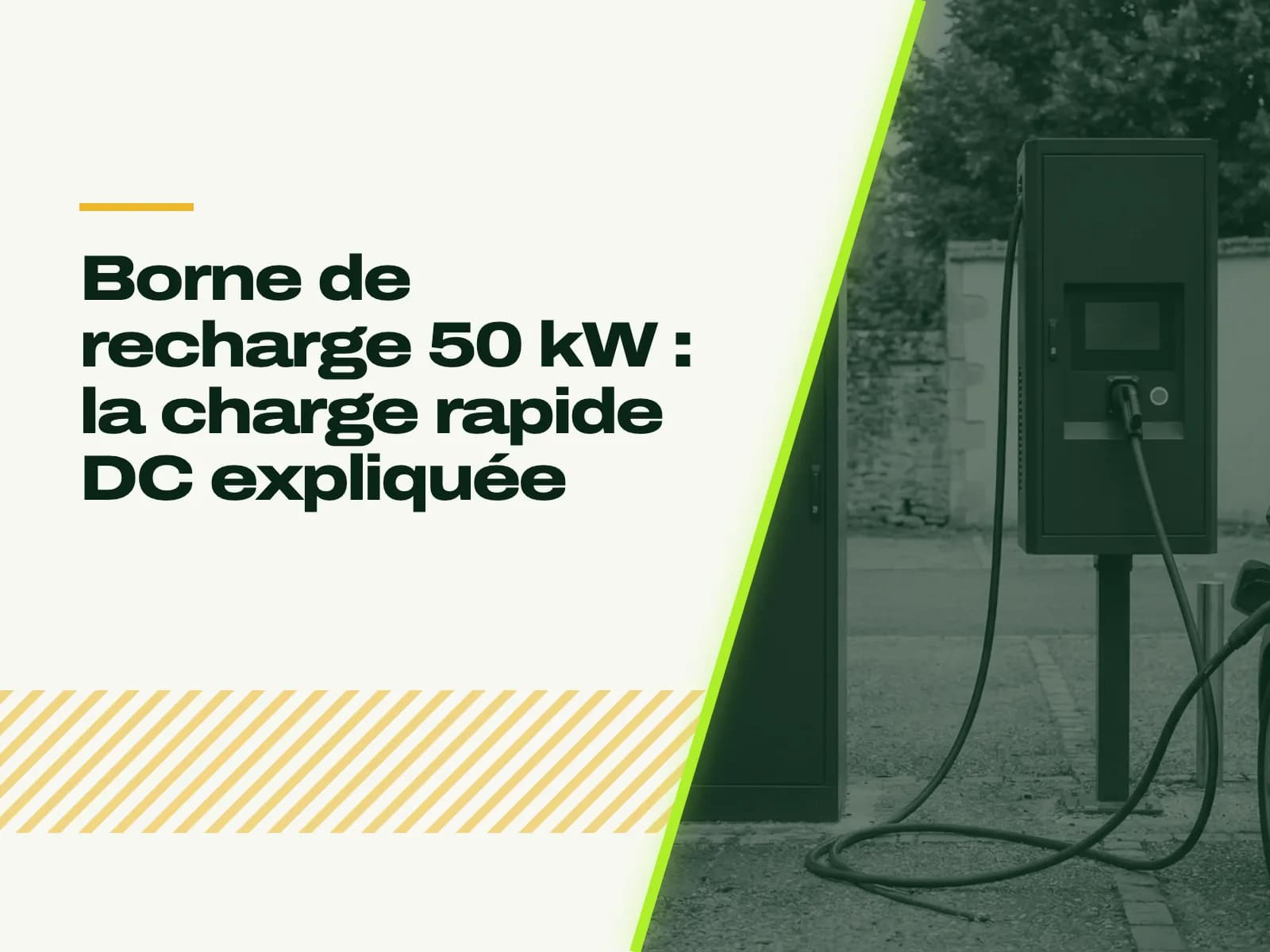 Le titre de l’article affiché face à la photo : haute borne de recharge rapide sur pied, câble épais déroulé au sol, mur de pierre et arbres derrière.