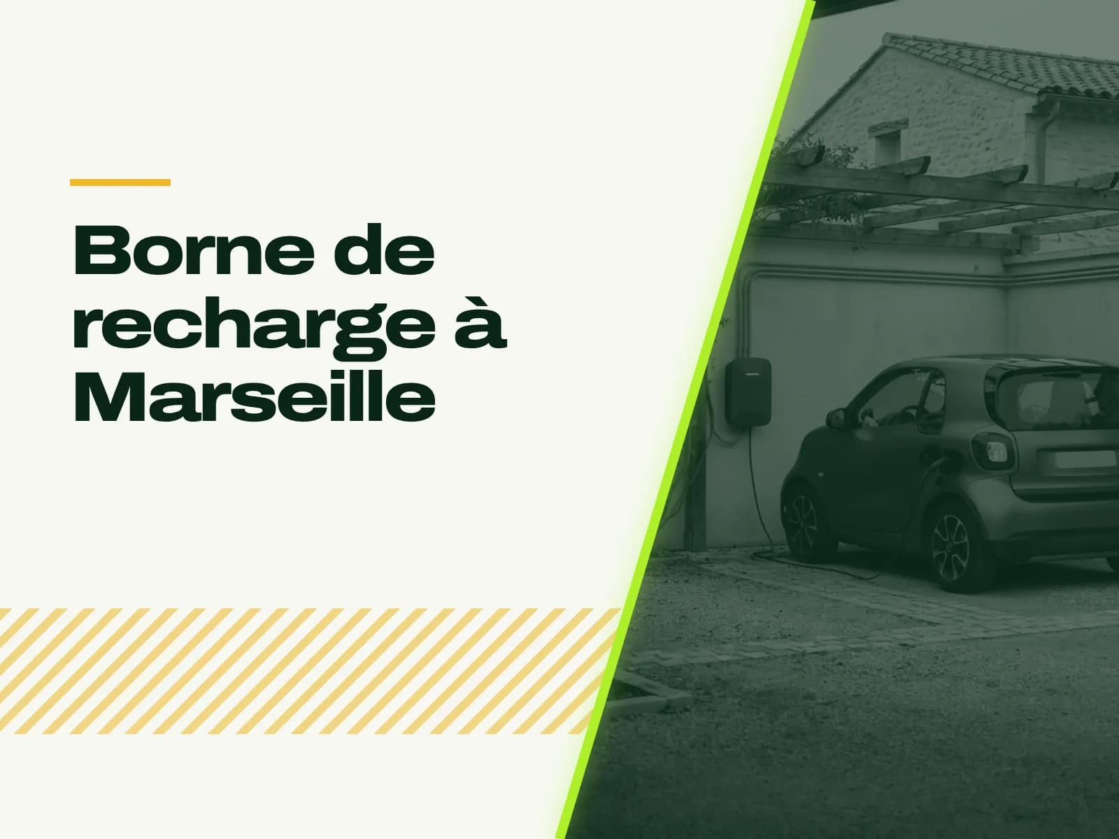 Le titre de l’article affiché face à la photo : petite cour de maison marseillaise aux murs de pierre claire et aux tuiles ; à l’ombre d’une pergola, une borne murale recharge une petite voiture électrique.
