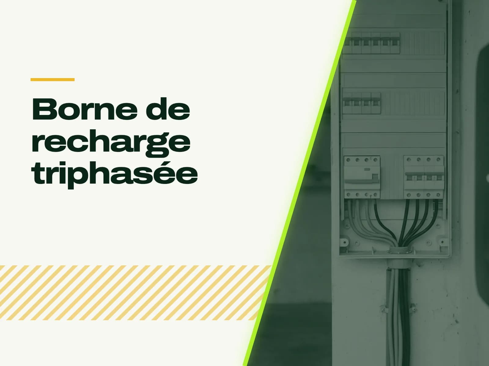 Le titre de l’article affiché face à la photo : tableau électrique triphasé ouvert dans un garage : rangées de disjoncteurs, interrupteur différentiel et disjoncteur tétrapolaires ajoutés pour la borne, visible floue au mur.