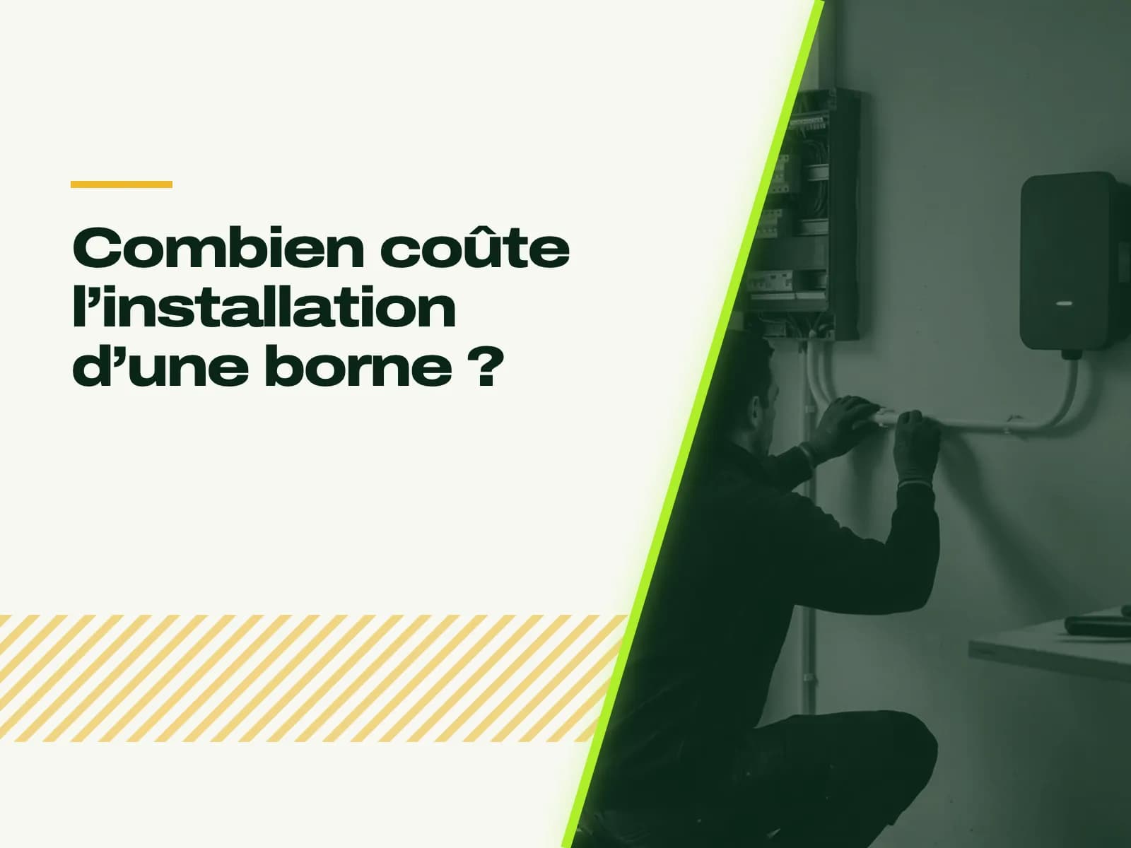 Le titre de l’article affiché face à la photo : chantier en cours dans un garage : un électricien fixe une goulotte blanche entre le tableau électrique ouvert et la borne murale, outils rangés sur un établi.