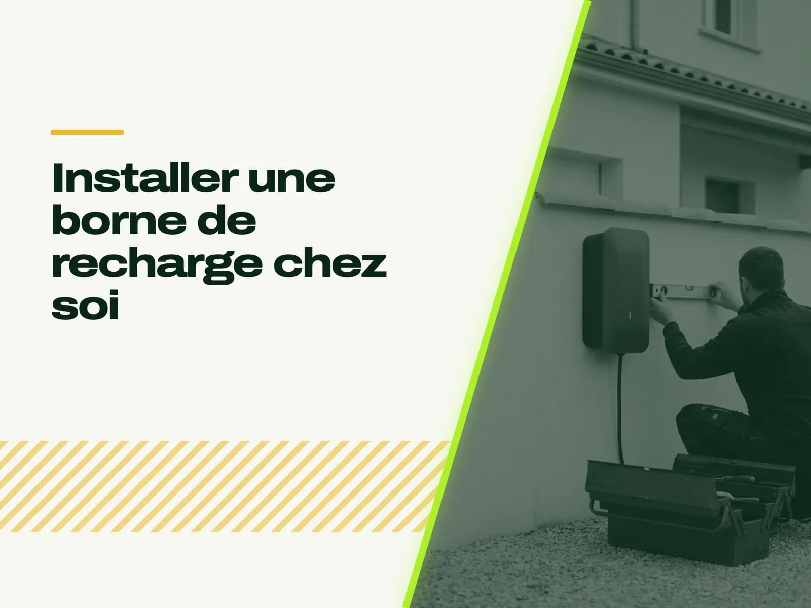 Le titre de l’article affiché face à la photo : mur extérieur enduit d’une maison sous un débord de toit : un électricien, de dos, met de niveau la borne murale qu’il pose ; caisse à outils sur le gravier.