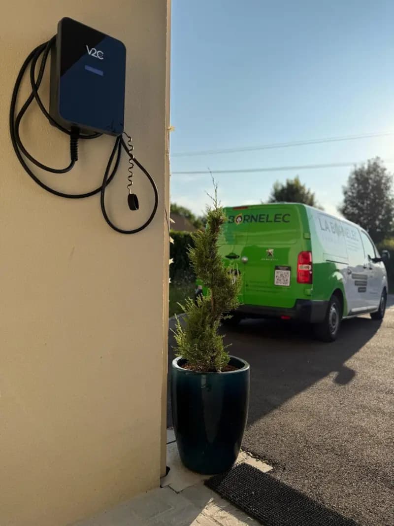 Borne V2C Trydan, Mur extérieur d’une maison, Tours (37)